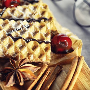 İş yerinde çay için waffle ve çilek ile tatlı tatlı.