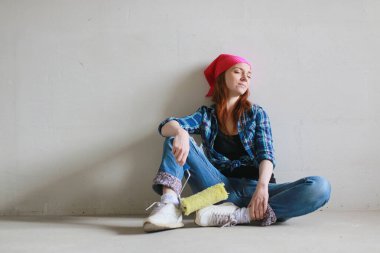 Kızıl saçlı kız bir elektro gitar ile. Rock müzisyen GIR