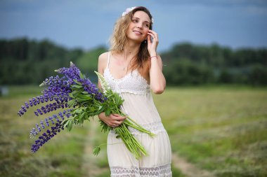 Kız mavi çiçek bir buket