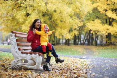Bir çocuk dışında bir yürüyüş için yağmurluk