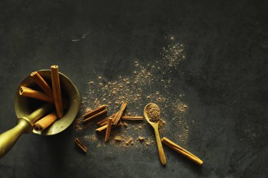 Yemek pişirmek için baharatlar. Tarçın ve anason. Baharatlar için Pestle.