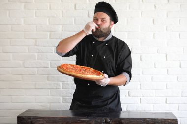 Sakallı şef aşçı yemek hazırlar