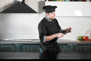 Adam yemek hazırlanıyor gıda sebze mutfak at