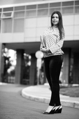 İş kadını siyah ve beyaz fotoğraf