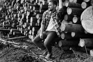 sakallı bir genç adam