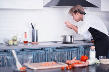 Mutfakta Asya aşçı gıda aşçı elbiseli hazırlar