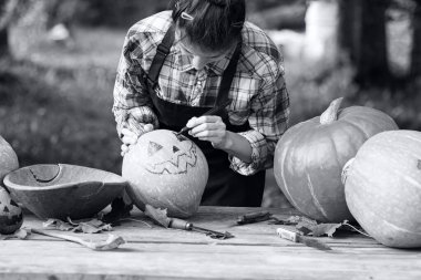 Kafası kabaktan oyulmuş.