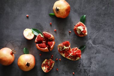 Masanın üzerinde olgun nar taneleri var. Nar suyu..