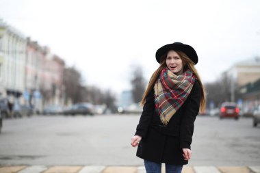 Erken baharda bir yürüyüşe Fransız kadın