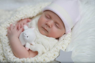 Yeni doğmuş bebek battaniyeye sarılmış uyuyor