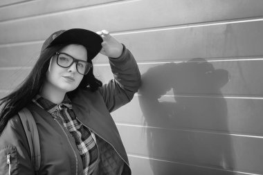 Genç hippi kız bir kaykay sürme. Kızlar kız f