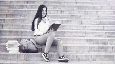 Sokakta genç kız öğrenci