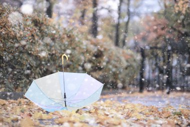 Çocuklar parkta ilk kar yürümek