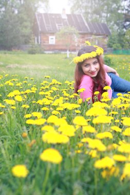 Sarı dandelions çayırda güneşli bir dinlenme kız