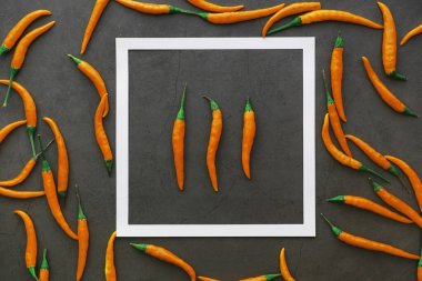 Acı portakal biberi. Siyah Şili biberi..