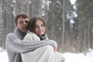 aşıklar bir tarihte kış öğleden sonra kar kar fırtınası çifti