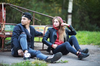 Gündelik kıyafetlerle yürüyen sevgi dolu bir çift.