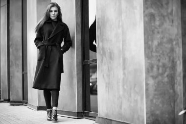 Kız bir ceket siyah beyaz fotoğraf