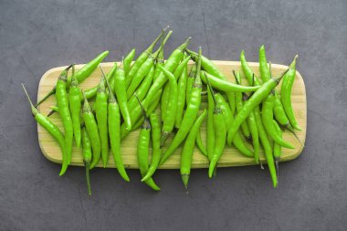 Acı yeşil biber. Siyah Şili biberi..