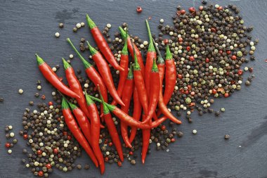 Acı kırmızı biber. Siyah üzerine Şili biberi.