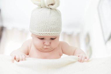 Yeni doğmuş bir bebek yumuşak bir yatakta yatıyor..