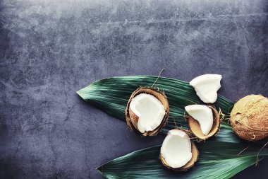 Koyu renkli bir masada hindistan cevizi. Hindistan cevizi yağı..