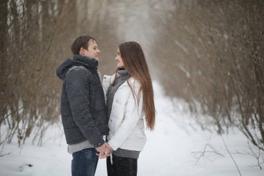aşıklar bir tarihte kış öğleden sonra kar kar fırtınası çifti