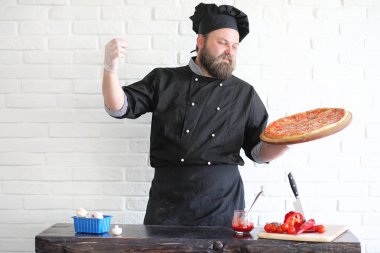 Sakallı şef aşçı yemek hazırlar