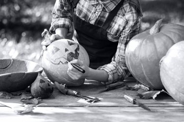 Kafası kabaktan oyulmuş.