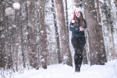 Kış parkında kar yağan bir kız