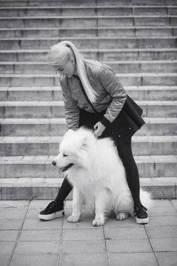 Güzel bir köpekle yürüyüşe çıkmış güzel bir kız. 