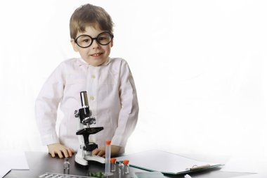 Genç bilim adamları kimyagerler. Doktor, laboratuvar asistanı.