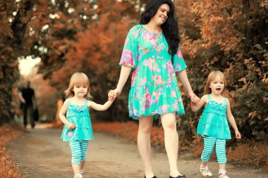 Anne ve iki kızı ikiz sonbahar