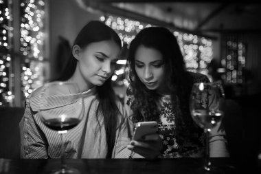 Bir kafede akşam kız 