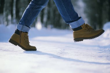 Karla kaplı yol boyunca basamaklar