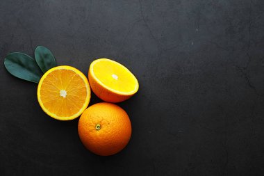 Taş bir masada portakal turunçgil meyvesi. Turuncu arkaplan.
