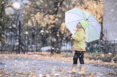 Çocuklar parkta ilk kar yürümek