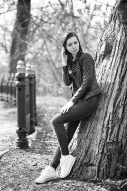 Bahar şehrin içinden bir yürüyüşte kız