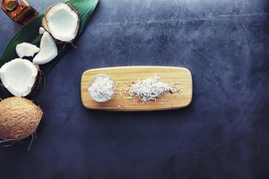 Koyu renkli bir masada hindistan cevizi. Hindistan cevizi yağı..