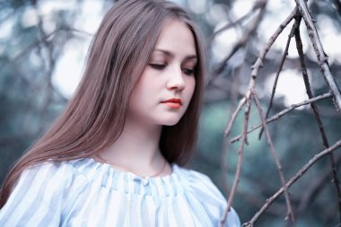 Bir kız bir bahar yeşil park