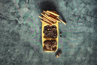 Yemek pişirmek için baharatlar. Tarçın ve anason. Baharatlar için Pestle.