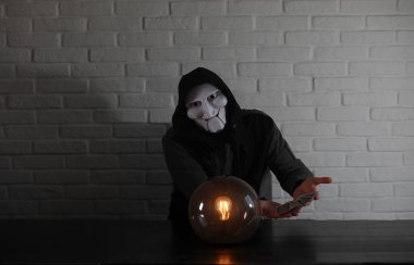Bir fortune teller top olan bir adam