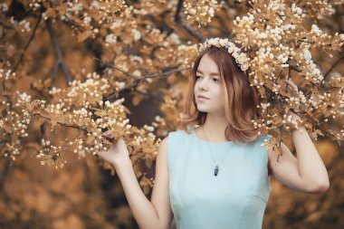 Bir yürüyüş ve sonbaharında genç kız 