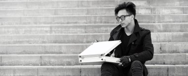 Metal bir bavulun içinde şehrin Asya adam. Asya ve gümüş ca