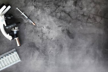 Aşılama. Tek kullanımlık şırıngalar ve V ile test tüpleri.