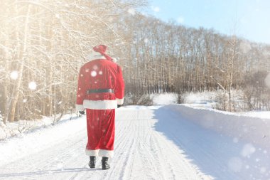 Noel Baba hediyeleri ile açık gelir. Noel Baba kırmızı bir SÜ