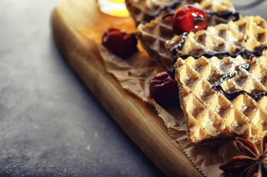 İş yerinde çay için waffle ve çilek ile tatlı tatlı.