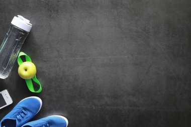 Yerde yoga pratiği yapmak için. Sağlıklı yaşam tarzı.