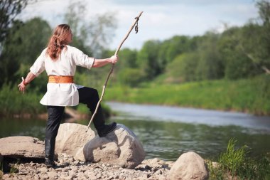 Bir İskandinav biri etnik giysiler