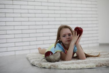 Küçük kız yerde yatıyor